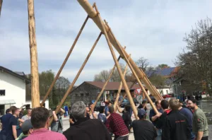 Maibaum aufstellen